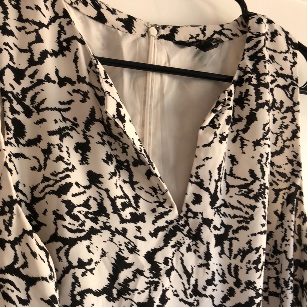 Banana Republic Black and White Sleeveless Top Size 8 - Picture 3 of 6
